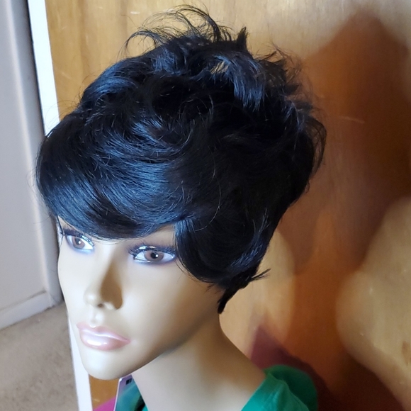 Short Black Wig - Picture 4 of 7